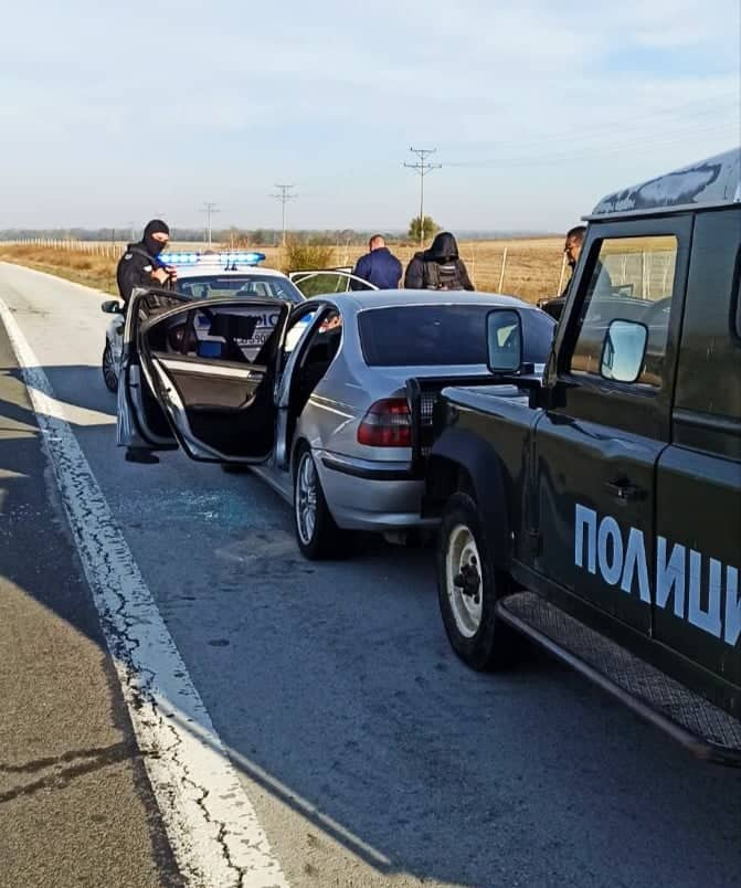 Полицаи отвориха спряла на АМ Хемус кола и се вцепениха от гледката