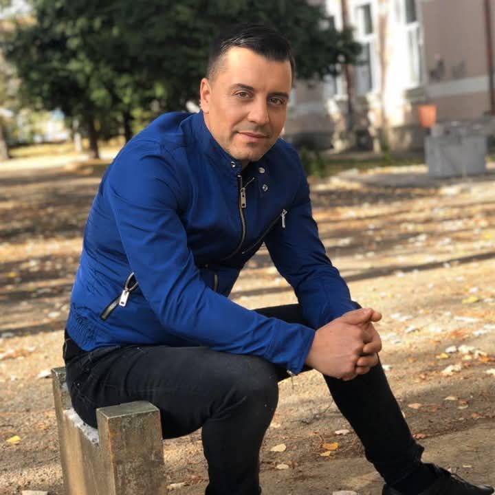 Фолкпевец направи хоспис за възрастни, посещава често хората тами и ето с какво ги храни