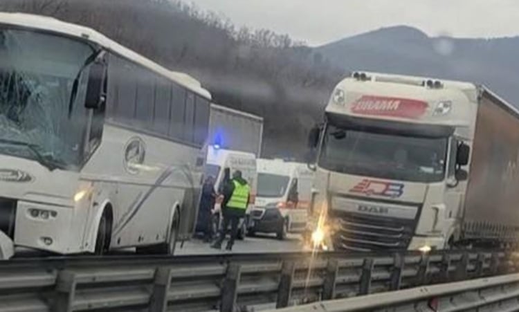 Извънредно: Автобусна катастрофа, хвърчат линейки и полиция