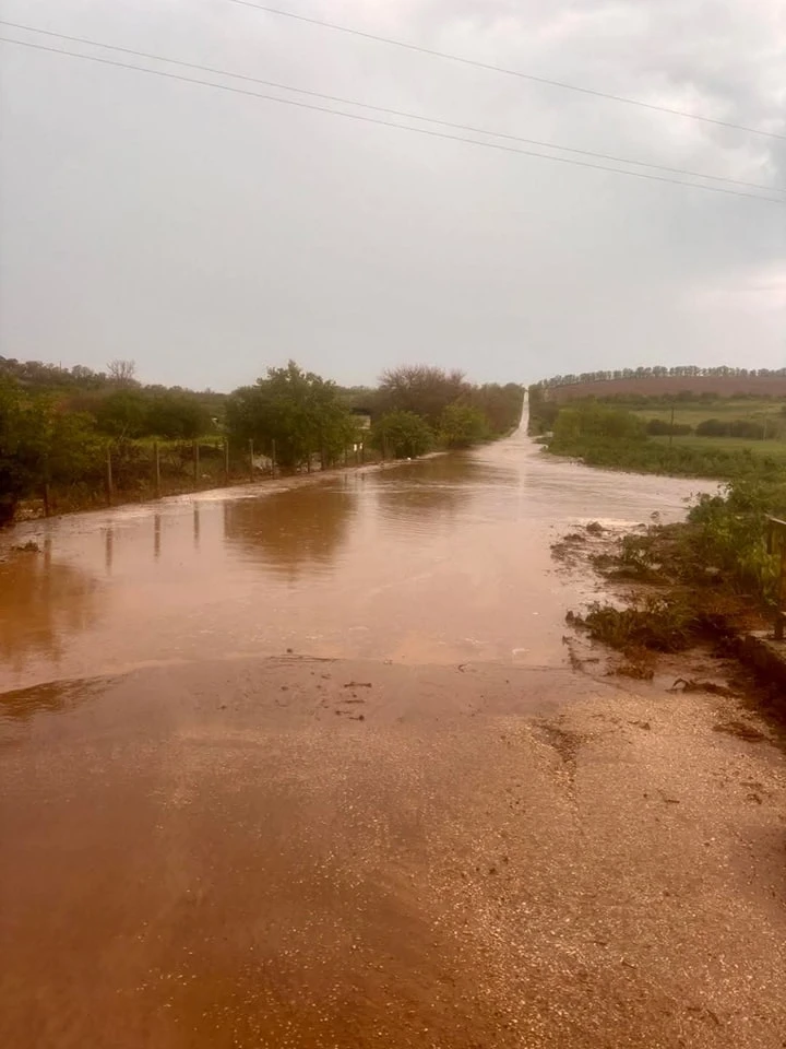 Ад от дъжд: Мощна буря удари този български регион преди малко