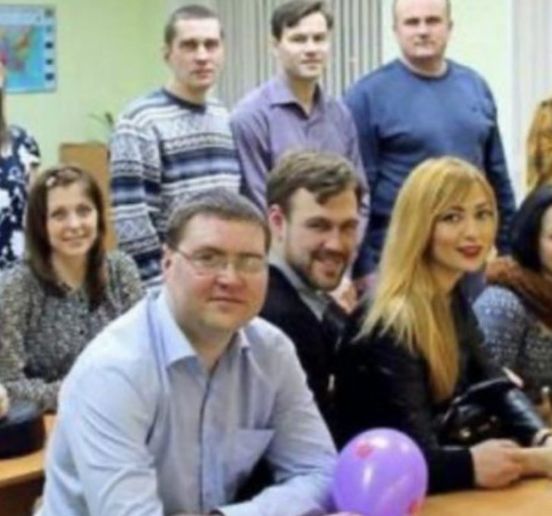 На срещата на випуска 20 години по-късно, учителка попита: Е Павка, как си изкарваш прехраната, чистач ли стана? Павел отговори така, че всички зяпнаха