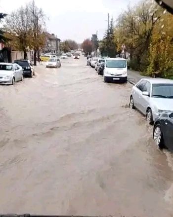 В Пиринско става страшно: Скъса се стена на частен язовир, всичко е под вода