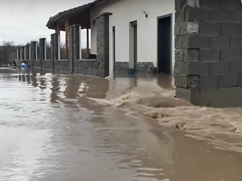 Извънредно! Скъса се язовирна стена, всичко е под вода във..