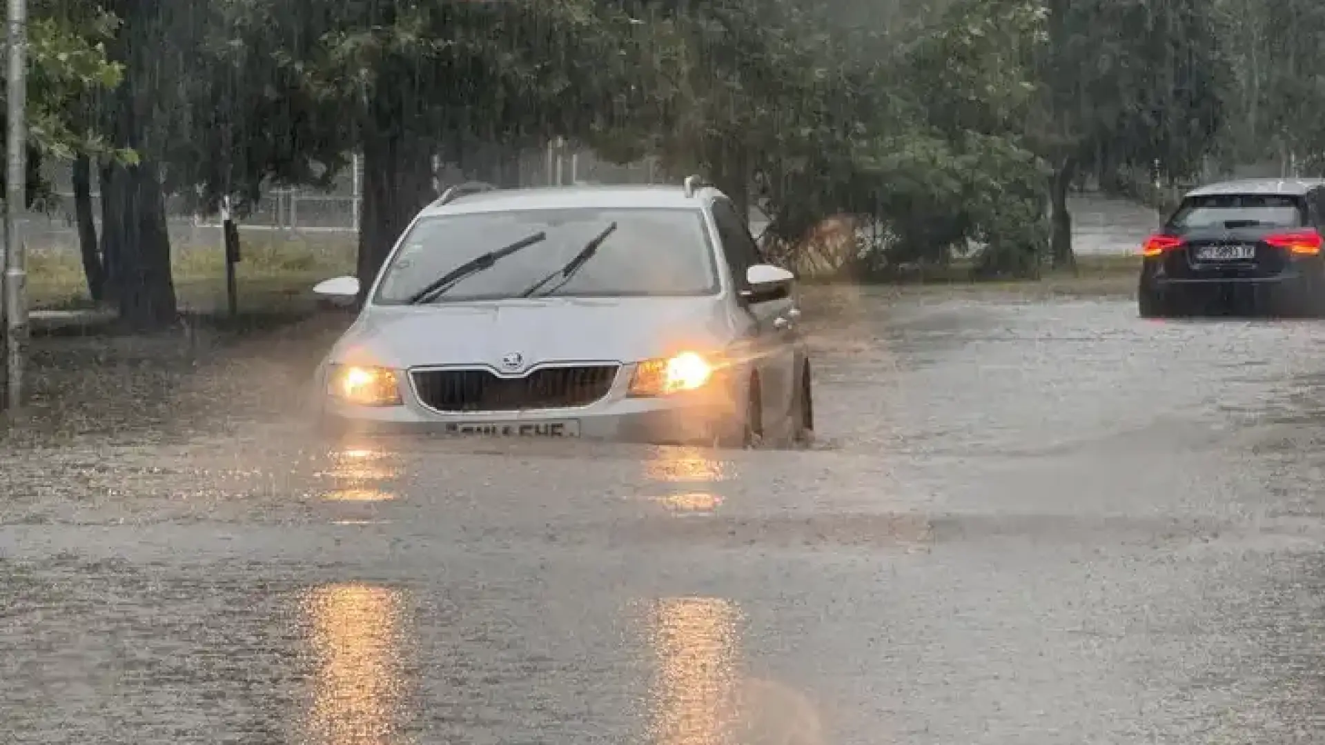 ИЗВЪНРЕДНО: Страшен потоп от преди минути! Градът е под вода, има…