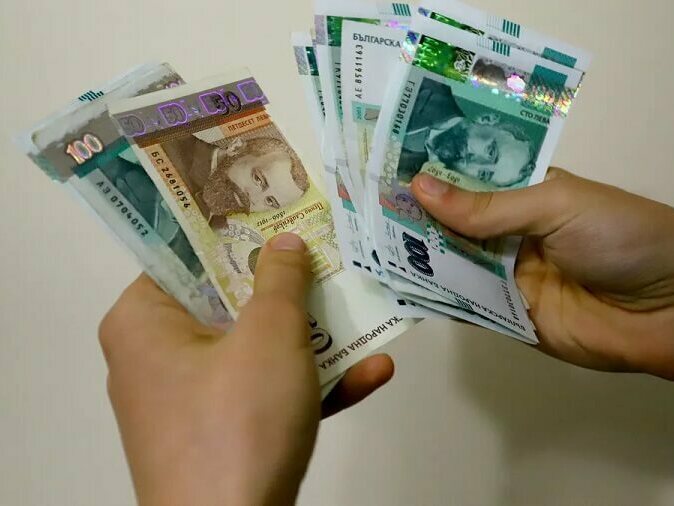 Дoбра вест за пенсионерите: Вдигат пенсиите от тази дата..