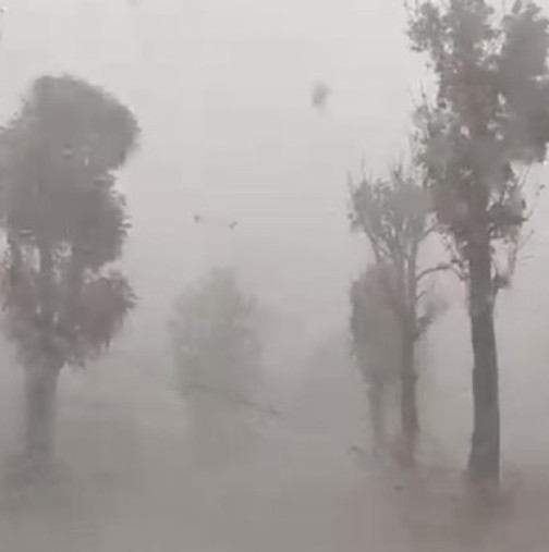 Започна се: Порой срина температурите с 10 градуса на това място у нас, улиците станаха реки