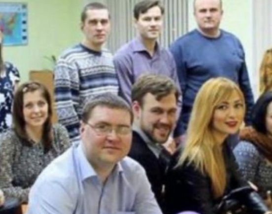 На срещата на випуска 20 години по-късно, учителка попита: Е Павка, как си изкарваш прехраната, чистач ли стана? Павел отговори така, че всички зяпнаха