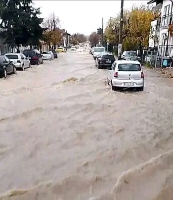 Извънредно: Адска буря току що, улиците се превърнаха в реки