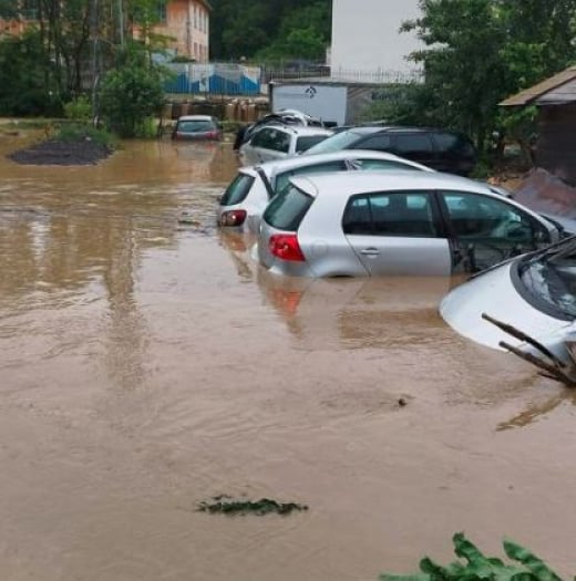 Свирепа стихия удари това място, улиците станаха реки