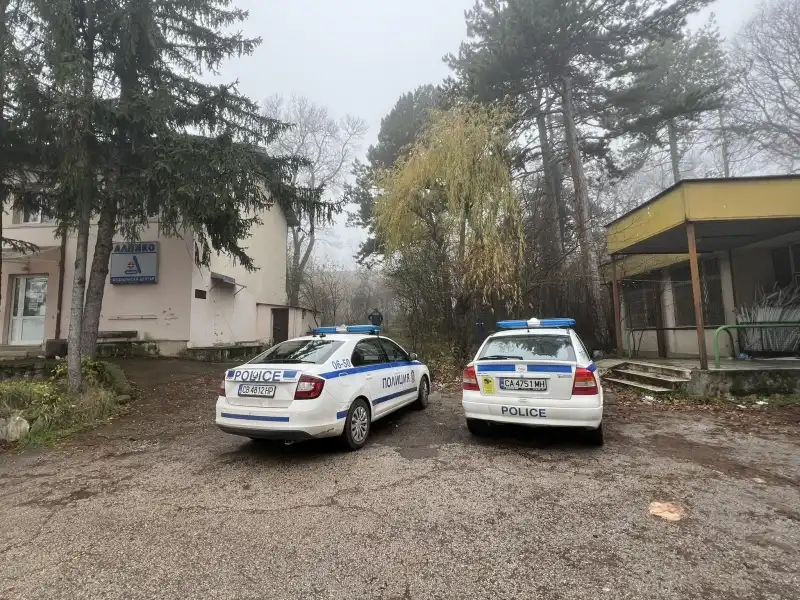 Зловещо! Откриха труп, отцепиха целия район във…