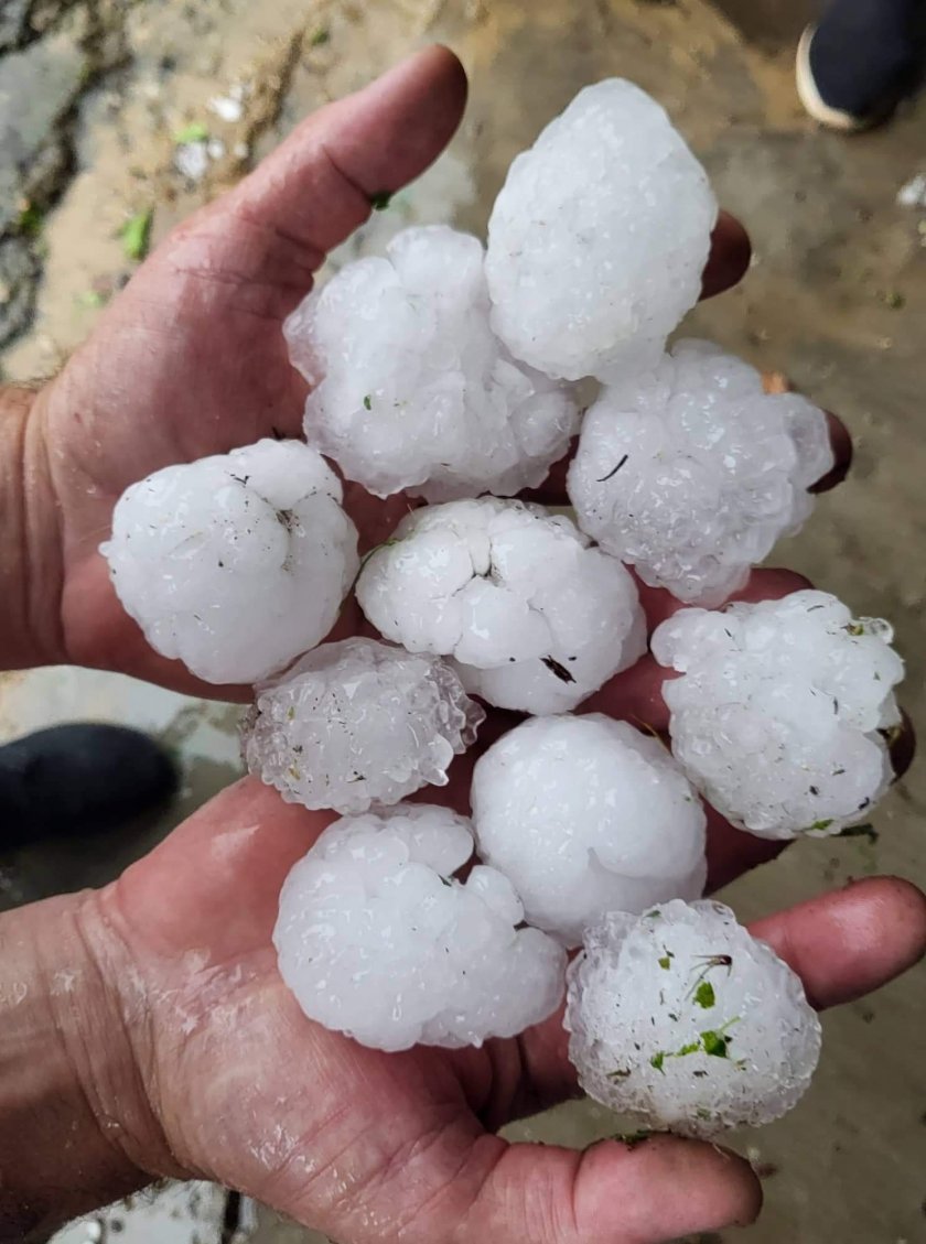 Адска буря с градушка отвя това място в България, не оставu нищо след себе сu /Снимки