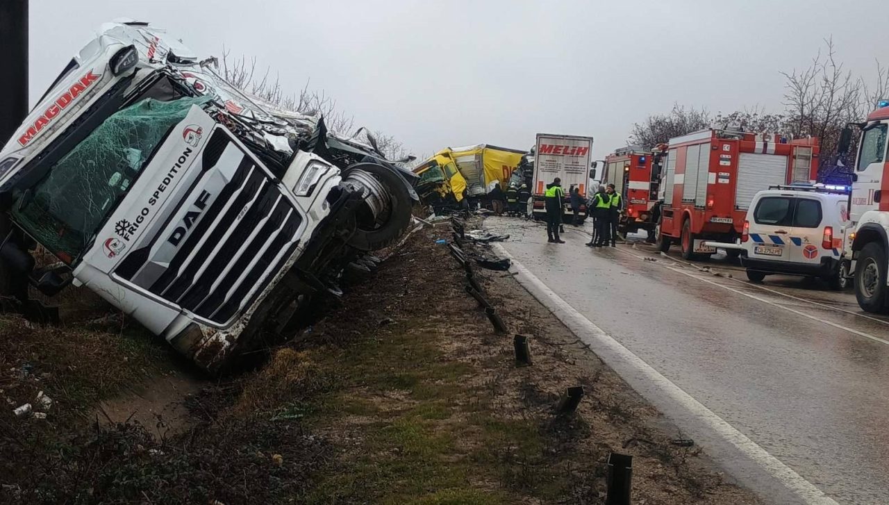 Извънредно: Тежка катастрофа с камиони, хвърчат полиция и линейки