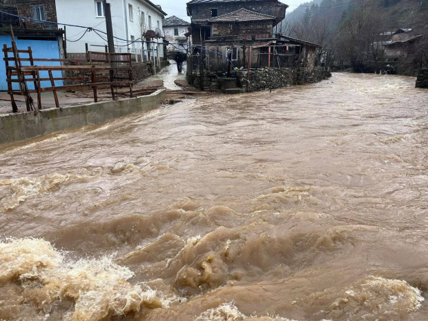 Извънредно! Река скъса мост в наш град, откъсна 2 села от света