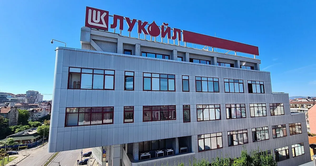 Обрат! Стана ясно кой купува българския Лукойл