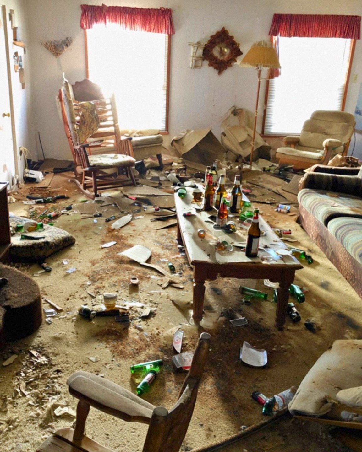 Наследих малка къща край морето от баба ми. Не беше голяма, но беше уютна и пълна със спомени. Между работа, сметки и грижите за децата през цялото лято, така и не успяхме да си позволим истинска почивка. Затова им обещах: – Само почакайте. Когато дойде есента, ще си направим наше собствено приключение.