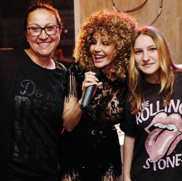 Рая, порасналата дъщеря на Азис, поразява с красотата си – Вижте я! (СНИМКИ) 5 c4f732dc13a21118de140cd17233d0dd