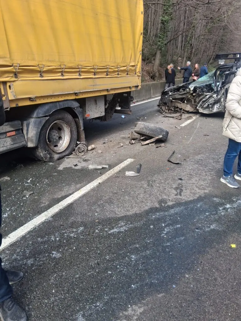 Извънредно! Тежка катастрофа от преди малко, има..