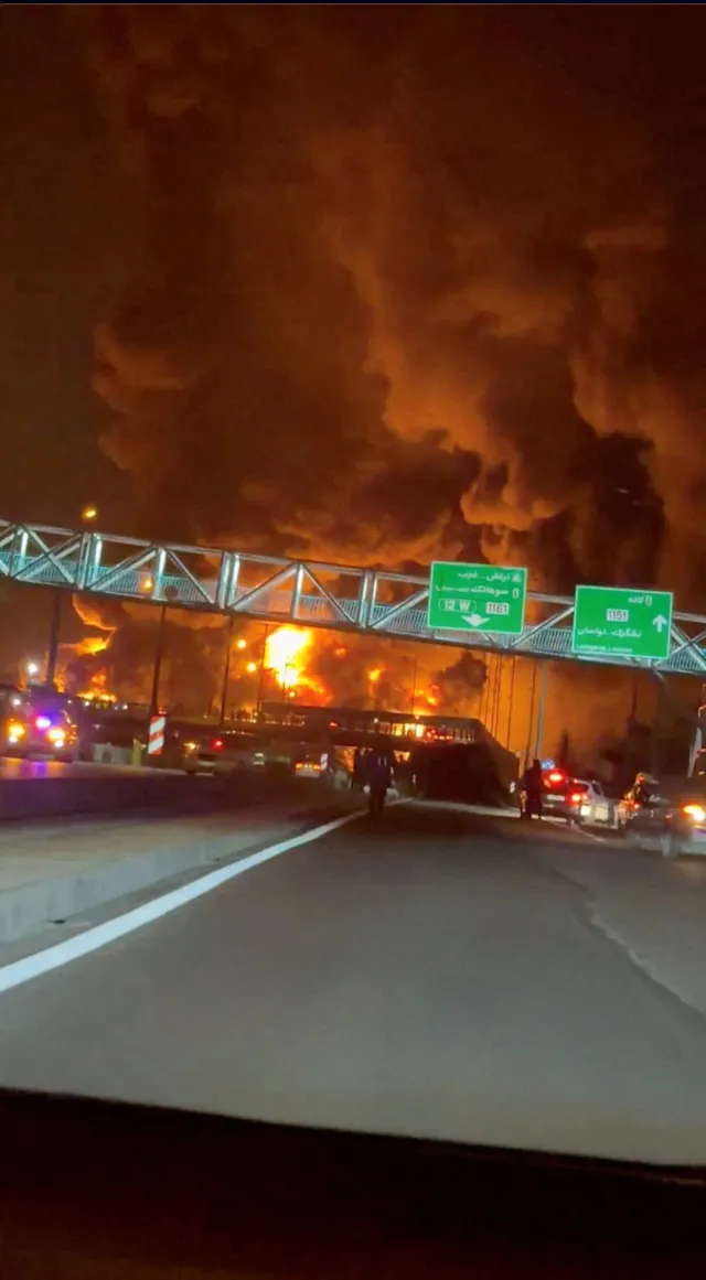 От последните минути! Съобщиха за мощни експлозии в Иран, ударили са..