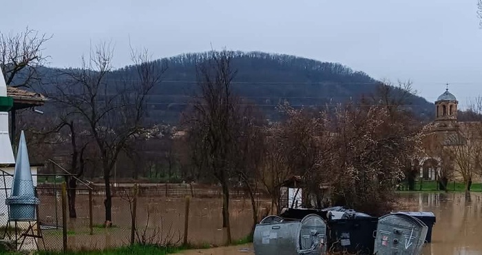 Извънредно! Скъсаха се 2 диги наведнъж. Залети са домове, откъснати са хората