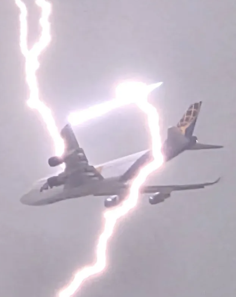 Извънредно! Светкавица удари излитащ самолет край Варна