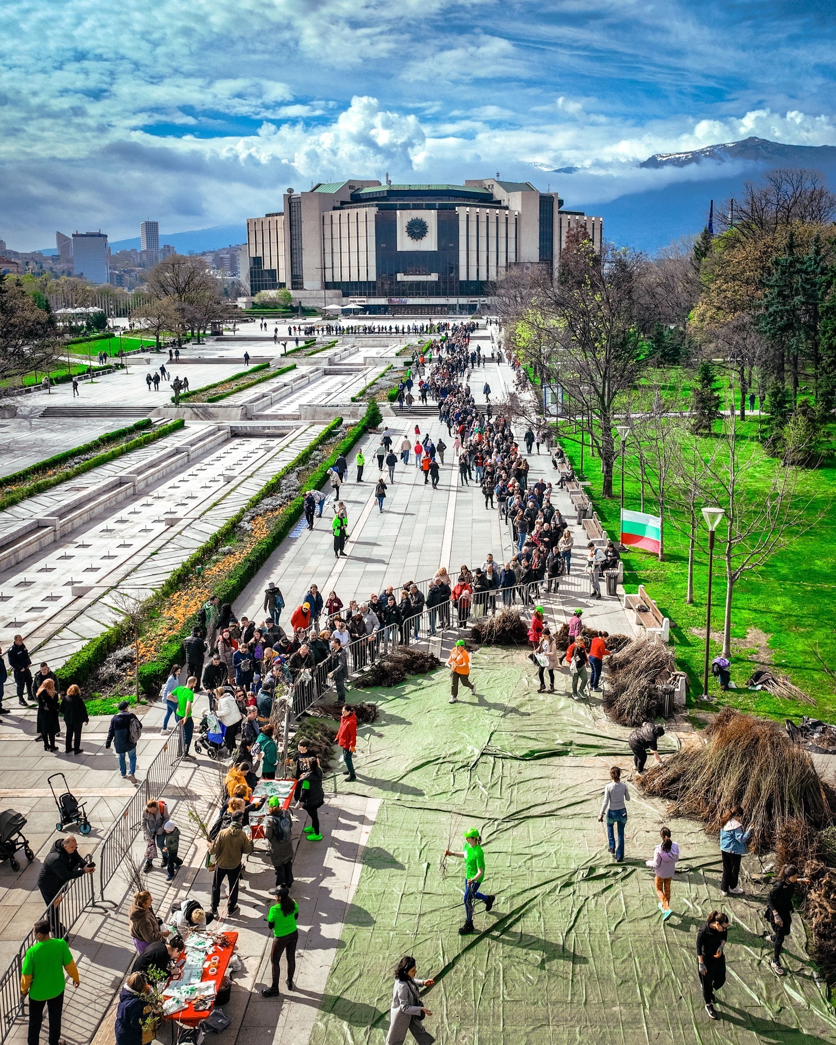 Такава опашка в София не помним, от сутринта се редят за..