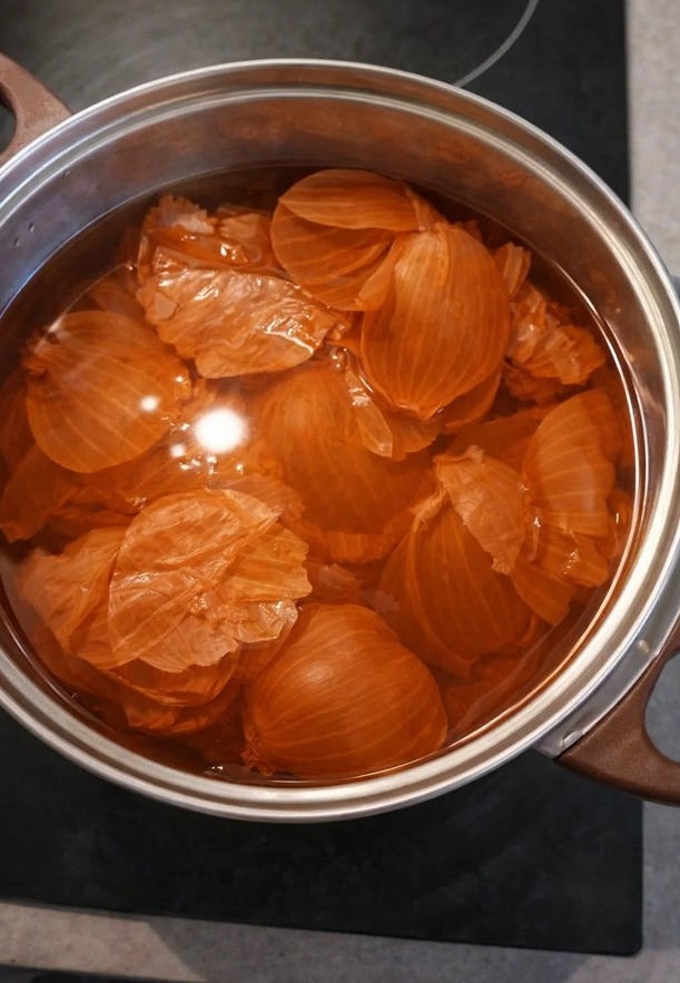 Една възрастна билкарка на пазара ми прошепна: „Свари една глава лук и пий отварата три дни – после сам ще усетиш разликата!“ (Не ѝ повярвах, докато не го изпробвах лично).