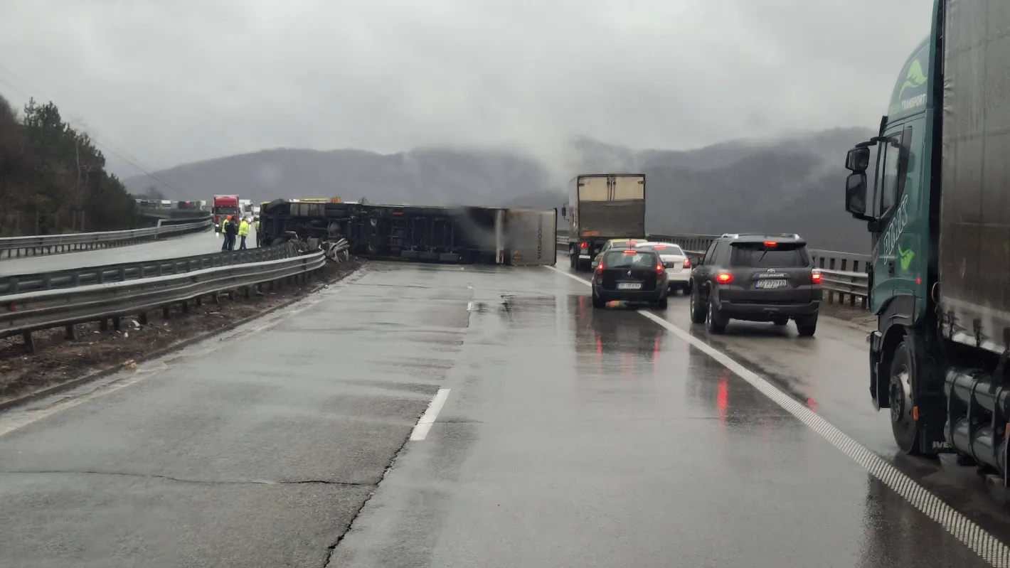 Голяма трагедия! Тежка катастрофа с камион от преди малко, шофьорът е…