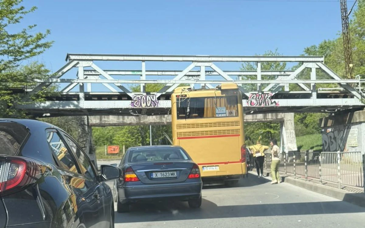 Извънредно! Автобус, пълен с ученици, се удари под мост в