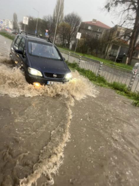 Започна се! Мощна стихия удари това място у нас, улиците станаха реки!