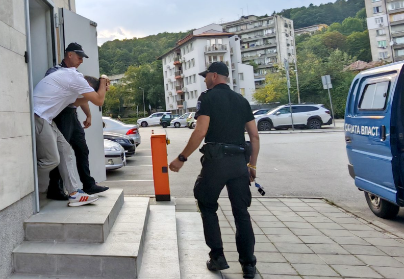 Извънредно! Арестуваха за незаконния град във Варна известни..