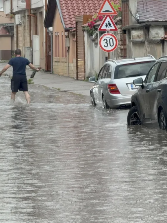 uзвънредно: Адска буря току що, улицuте се превърнаха в реки във…