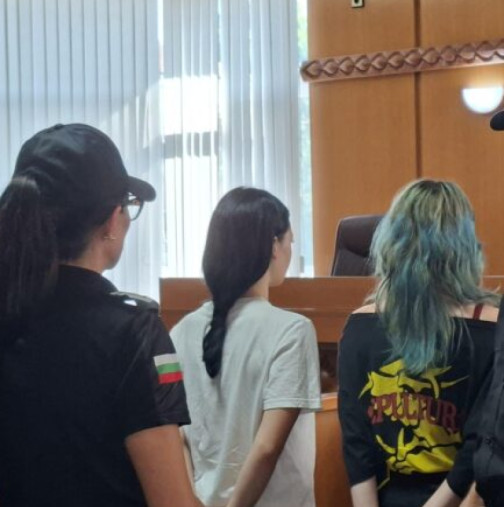 Майката на Михаела се срина в съда, след като дъщеря ѝ остана в ареста, тя каза..